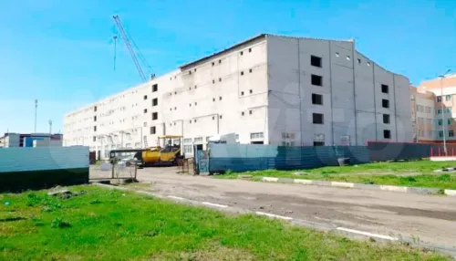 Гигантский недострой на первой линии выставили на продажу в Барнауле. Фото