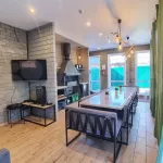 Дом с бизнес-прошлым и парковкой на восемь машин продают в Барнауле. Фото