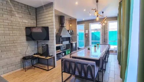 Дом с бизнес-прошлым и парковкой на восемь машин продают в Барнауле. Фото