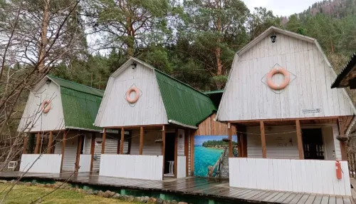 Турбазу у реки продают в Горном Алтае за 20 млн рублей. Фото