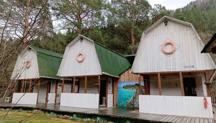 Турбазу у реки продают в Горном Алтае за 20 млн рублей. Фото