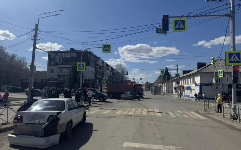 В Горно-Алтайске пенсионер на Toyota Carina устроил массовое ДТП. Видео