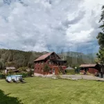 Трехэтажный дом с панорамным видом на Катунь продают в Горном Алтае за 35,8 млн. Фото