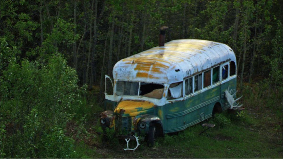 Туристка погибла, пытаясь добраться до автобуса героя фильма "В диких условиях"