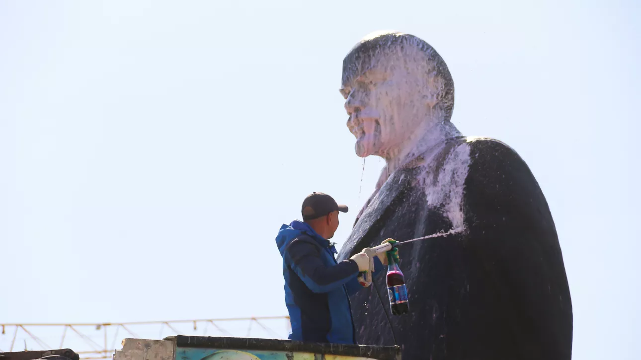 В Барнауле помыли памятник Ленину после ремонта постамента. Фоторепортаж
