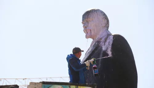 В Барнауле помыли памятник Ленину после ремонта постамента. Фоторепортаж