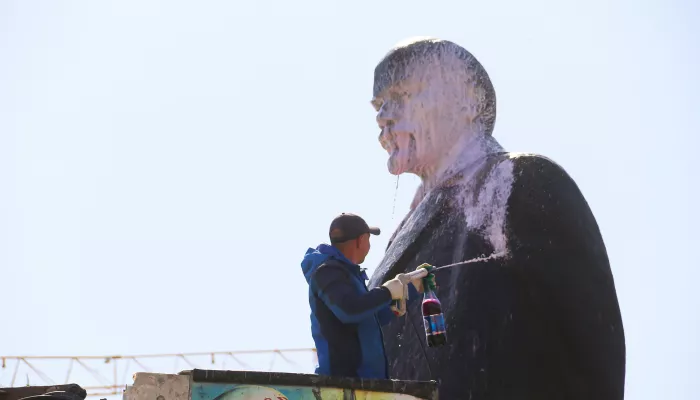 В Барнауле помыли памятник Ленину после ремонта постамента. Фоторепортаж