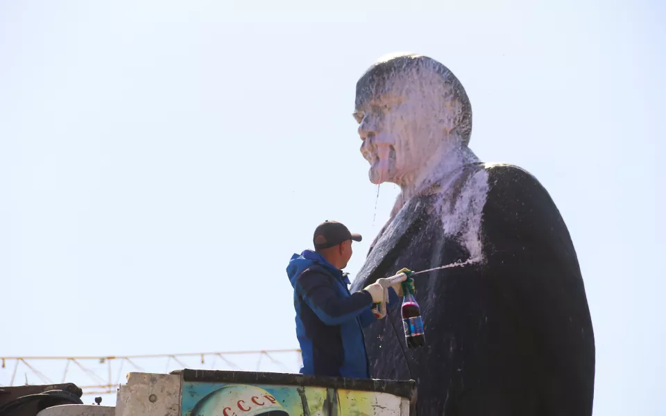 В Барнауле помыли памятник Ленину после ремонта постамента. Фоторепортаж