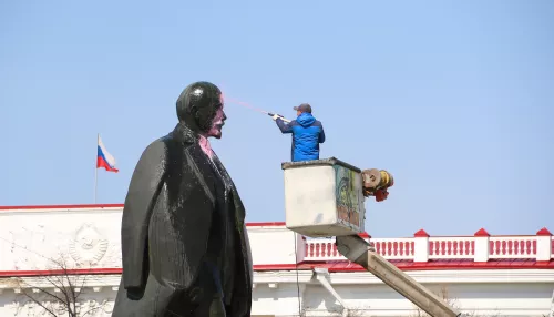 В Барнауле помыли скульптуру Ленина накануне дня рождения вождя пролетариата