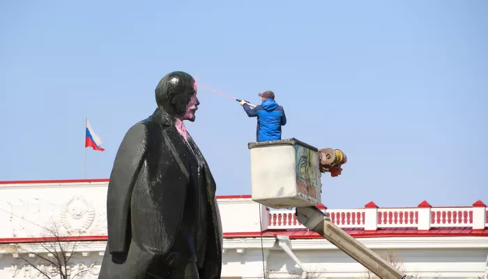 В Барнауле помыли скульптуру Ленина накануне дня рождения вождя пролетариата
