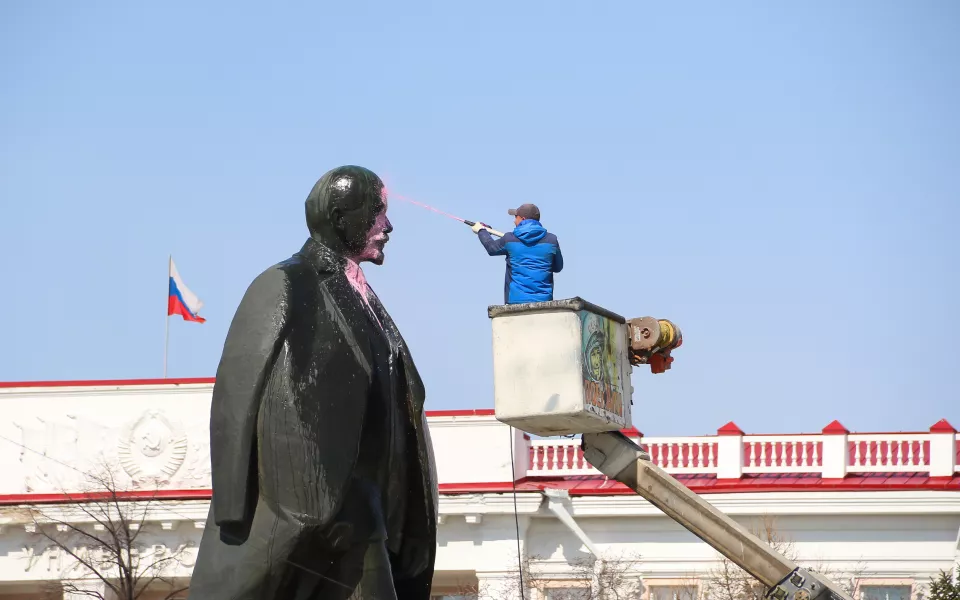 В Барнауле помыли скульптуру Ленина накануне дня рождения вождя пролетариата