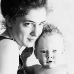 Ксения Раппопорт поздравила дочь Аглаю Тарасову трогательным фотоархивом