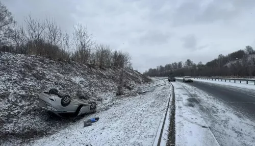 Hyundai Solaris слетел с дороги и перевернулся в Республике Алтай: пострадала женщина