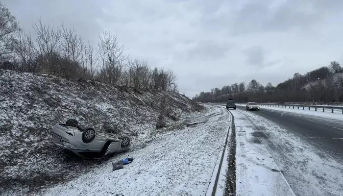 Hyundai Solaris слетел с дороги и перевернулся в Республике Алтай: пострадала женщина