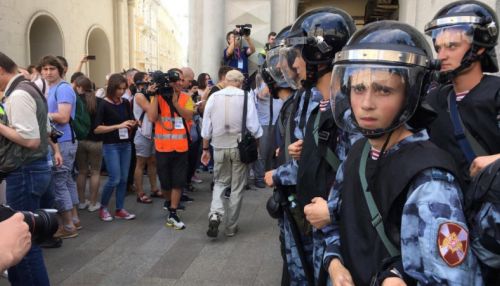 Почти 300 человек задержаны на несанкционированной акции в центре Москвы