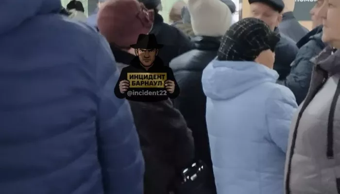 Соцсети: барнаульцы пожаловались на огромные очереди в поликлинике № 9