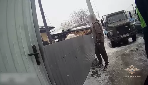 В Горном Алтае бесправный лихач облил полицейских горючим и угрожал им поджогом