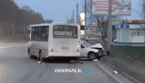 Автобус врезался в легковой автомобиль в Барнауле. Видео
