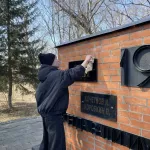 Мемориалы и памятные знаки приводят в порядок в Барнауле. Фоторепортаж