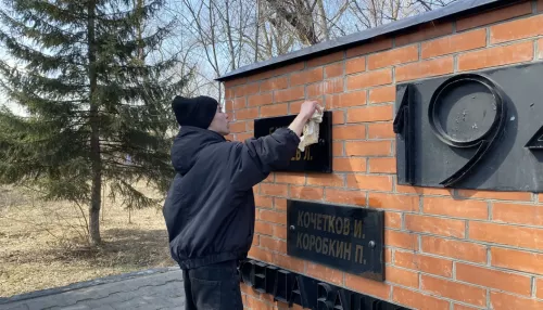 Мемориалы и памятные знаки приводят в порядок в Барнауле. Фоторепортаж