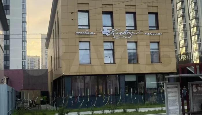 Школу в центре Барнаула выставили на продажу за 35 млн рублей. Фото