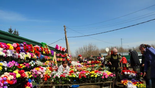 Барнаульцы массово отправились на кладбища в Родительский день. Фоторепортаж