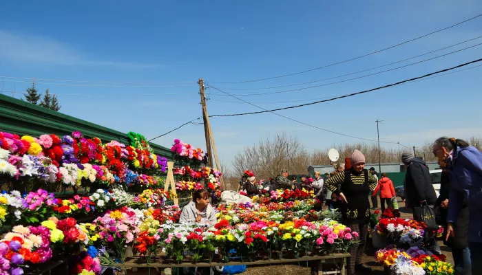 Барнаульцы массово отправились на кладбища в Родительский день. Фоторепортаж