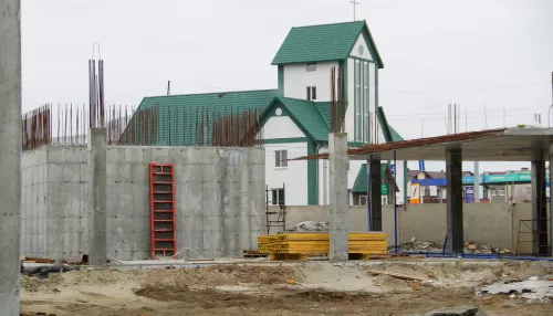 Фундамент и первые стены: как в новостройках Барнаула возводят новую поликлинику. Фото