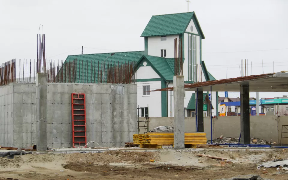Фундамент и первые стены: как в новостройках Барнаула возводят новую поликлинику. Фото