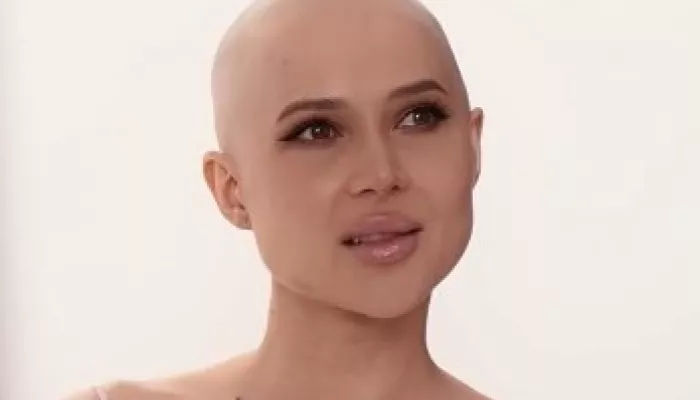 Лерчек со слезами представила новый бренд на фоне борьбы с раком. Фото и видео