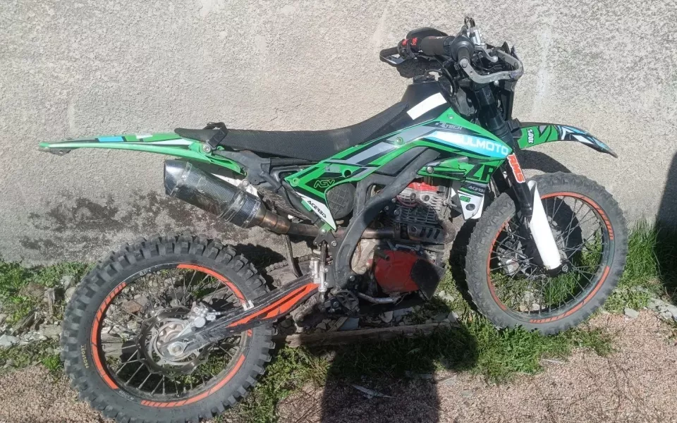 Мотоцикл Regulmoto перевернулся в Республике Алтай: водитель серьезно пострадал