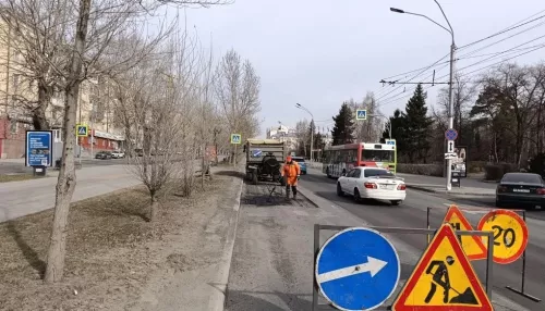Дорожные бригады продолжают ремонт улиц Барнаула. Фото