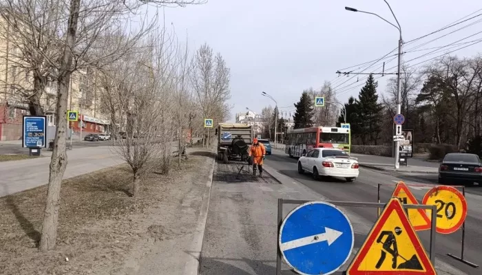 Дорожные бригады продолжают ремонт улиц Барнаула. Фото