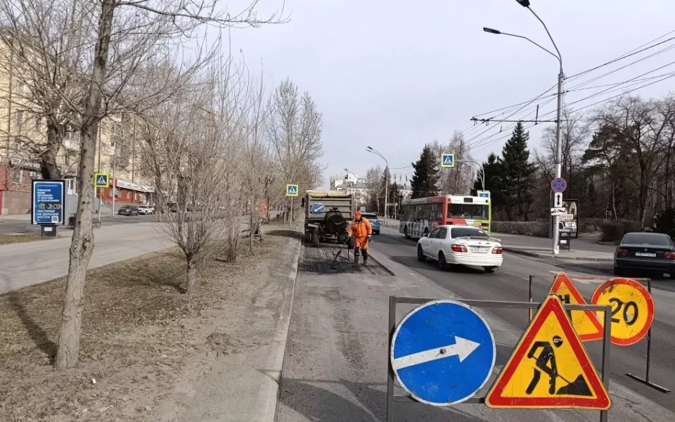 Дорожные бригады продолжают ремонт улиц Барнаула. Фото