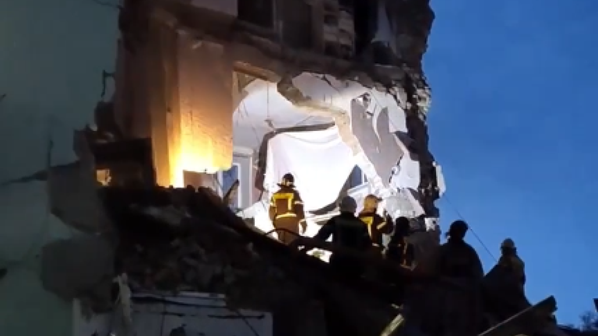 Дрон ударил по жилому дому в Сызрани