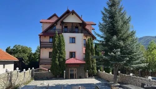 Гостевой дом с историей и бассейном выставили на продажу в Белокурихе. Фото