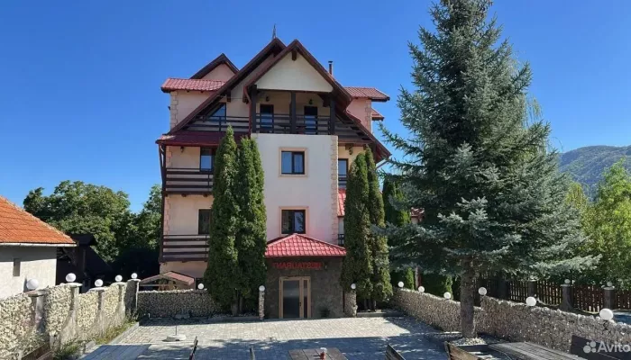 Гостевой дом с историей и бассейном выставили на продажу в Белокурихе. Фото