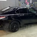 Черную Toyota Camry с круглосуточной охраной продают в Горно-Алтайске. Фото