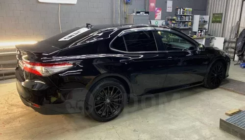 Черную Toyota Camry с круглосуточной охраной продают в Горно-Алтайске. Фото