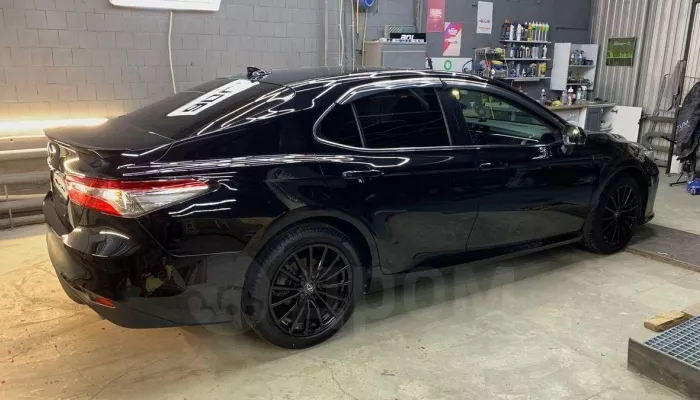 Черную Toyota Camry с круглосуточной охраной продают в Горно-Алтайске. Фото
