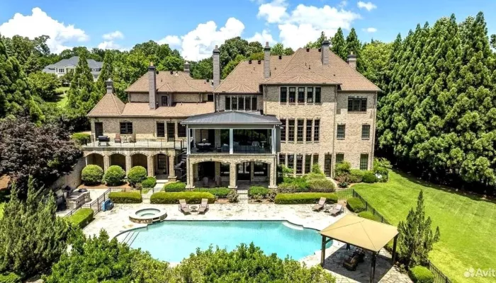 В живописном месте Горного Алтая продают действующий отель за 21 млн рублей. Фото