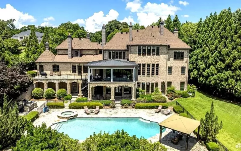 В живописном месте Горного Алтая продают действующий отель за 21 млн рублей. Фото