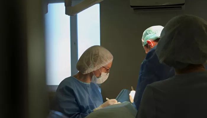 Барнаульские врачи достали из желудка ребенка десять магнитов и цепочку