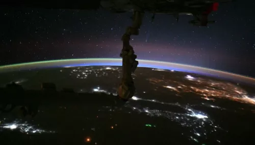 Космонавт снял с борта МКС завораживающий полет вокруг Земли. Эпичные фото и видео