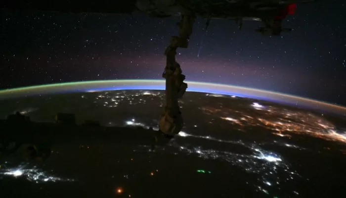 Космонавт снял с борта МКС завораживающий полет вокруг Земли. Эпичные фото и видео