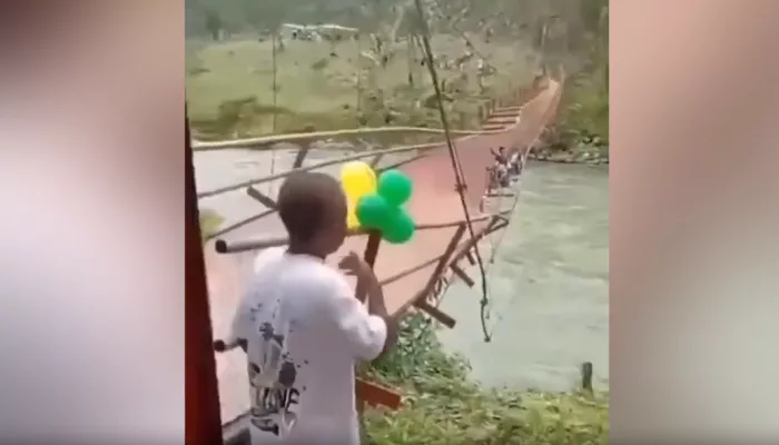 Новый мост рухнул вместе с мэром во время церемонии открытия. Видео