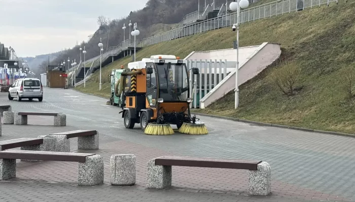 Набережную Оби в Барнауле убирают перед майскими праздниками