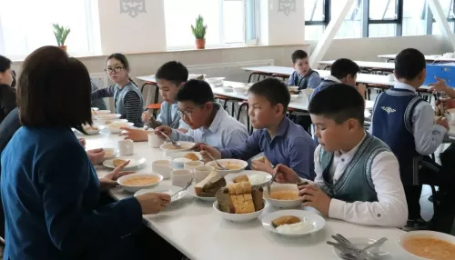 Ученики школы №7 Горно-Алтайска позавтракали с мэром