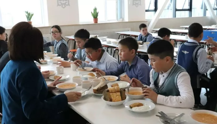 Ученики школы №7 Горно-Алтайска позавтракали с мэром