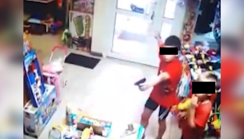Два второклассника с пистолетом попытались ограбить магазин игрушек на Урале